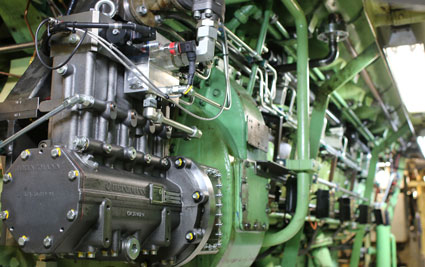 Politikerbesuch Firma HEINZMANN HEINZMANN HDP-K4 high pressure pump on Pielstick 2.2 engine at YMER icebreaker
