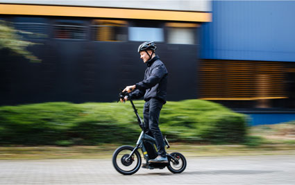 Der E-Scooter STEEREON der PLEV Technologies GmbH in Fahrt STEEREON in Fahrt