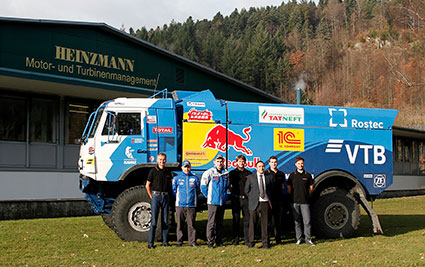 HEINZMANN HDP-K3 Projektteam mit KAMAZ-Rennteam vor dem KAMAZ-Renntruck